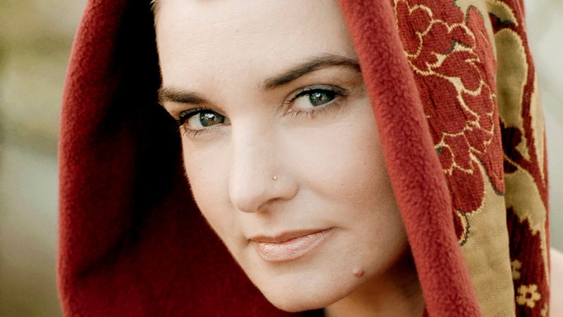 Archivo:Sinead O'Connor background.jpg