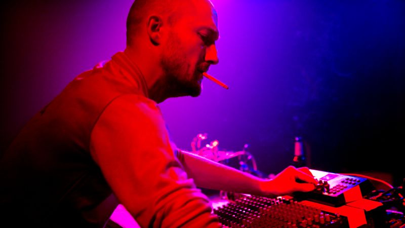 Archivo:Paul Kalkbrenner background.jpg