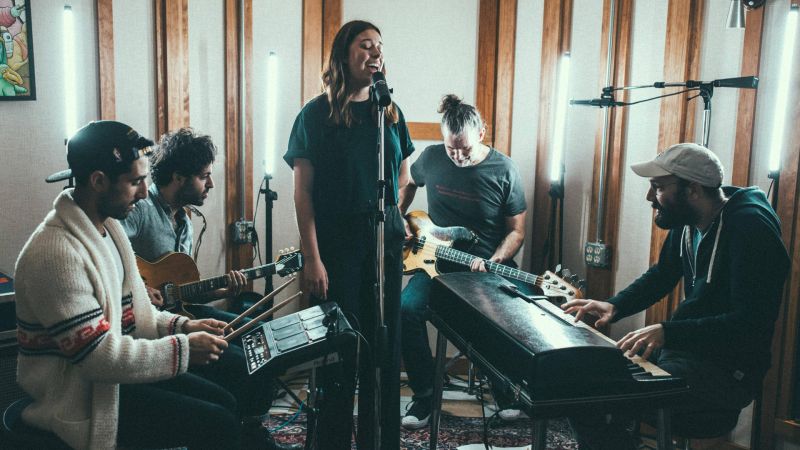 Archivo:Scary Pockets background.jpg