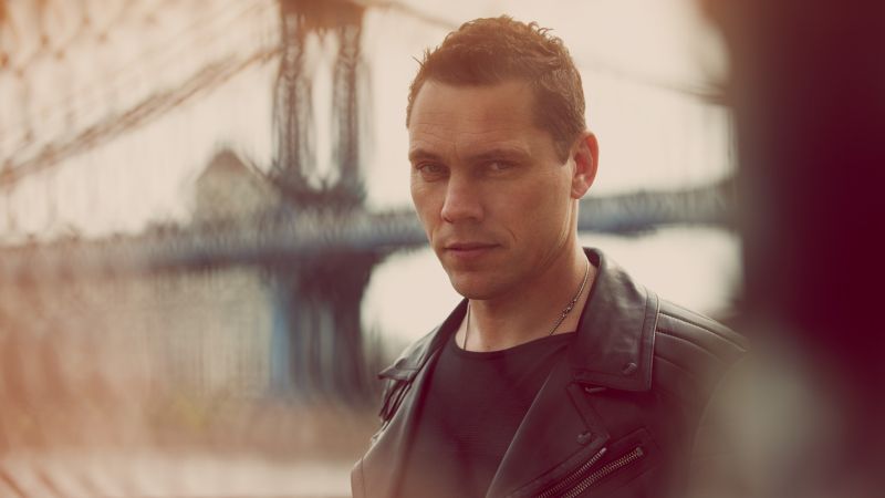 Archivo:Tiesto background.jpg