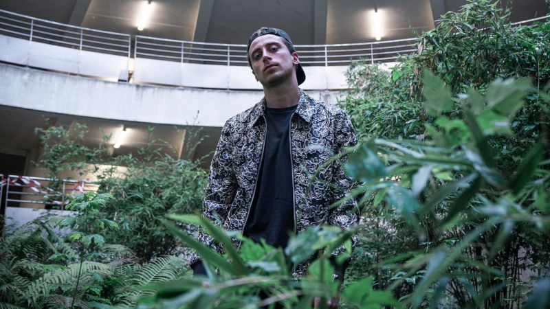 Archivo:Hidden Face background.jpg