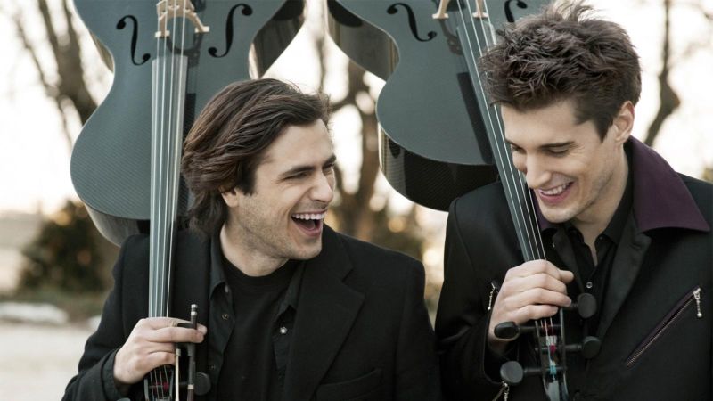 Archivo:2Cellos background.jpg