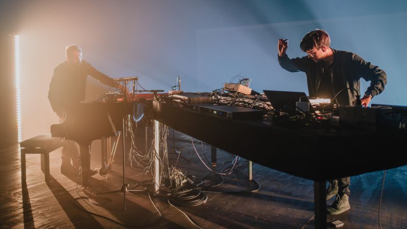 Archivo:Grandbrothers background.jpg