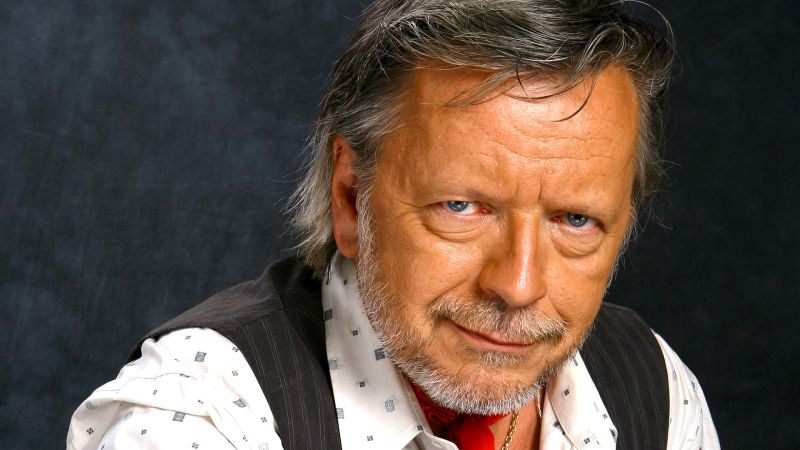 Archivo:Renaud background.jpg