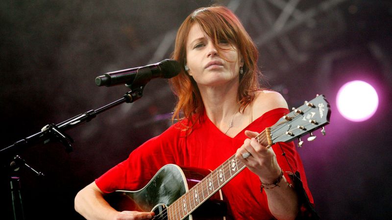 Archivo:Axelle Red background.jpg