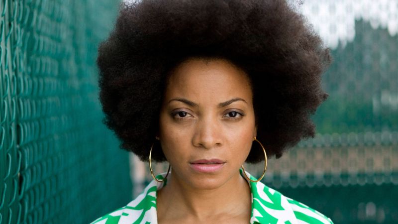 Archivo:Stephanie McKay background.jpg