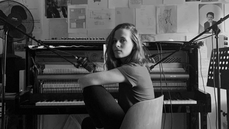 Archivo:Hania Rani background.jpg