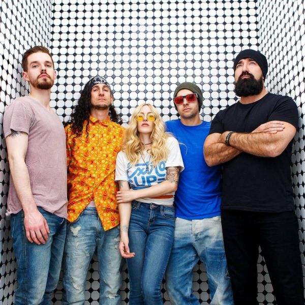 Archivo:Walk Off The Earth.jpg