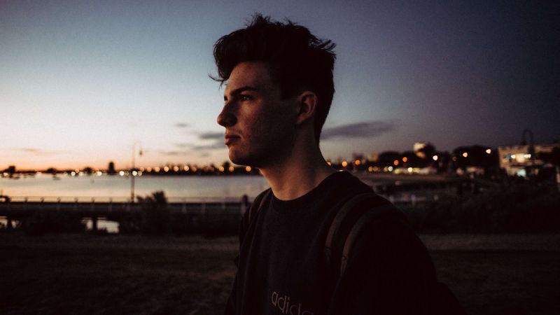 Archivo:Petit Biscuit background.jpg