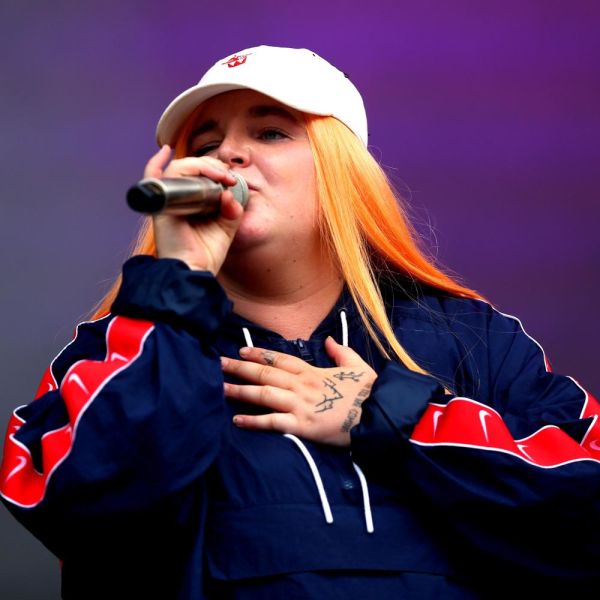 Archivo:Tones and I.jpg