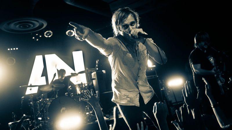 Archivo:AWOLNATION background.jpg