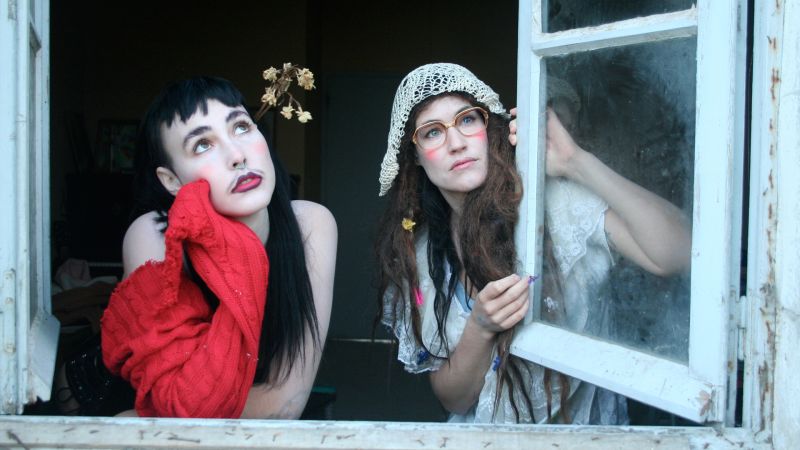 Archivo:CocoRosie background.jpg