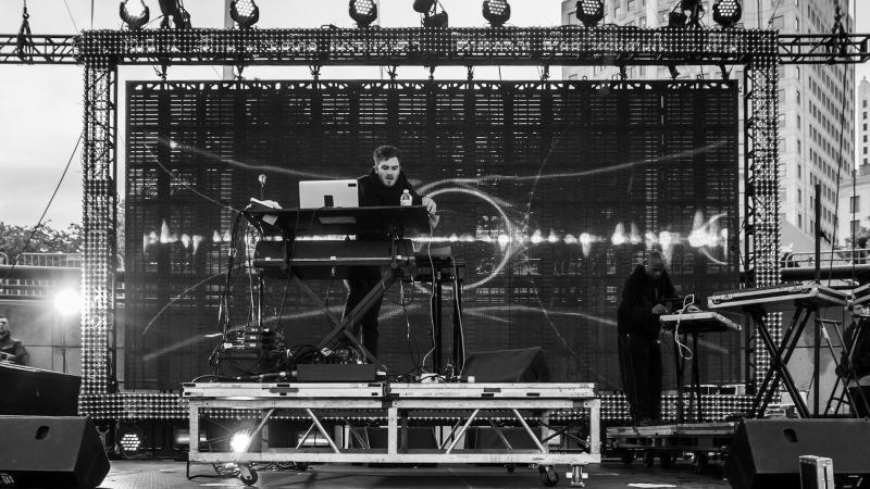 Archivo:Nicolas Jaar background.jpg