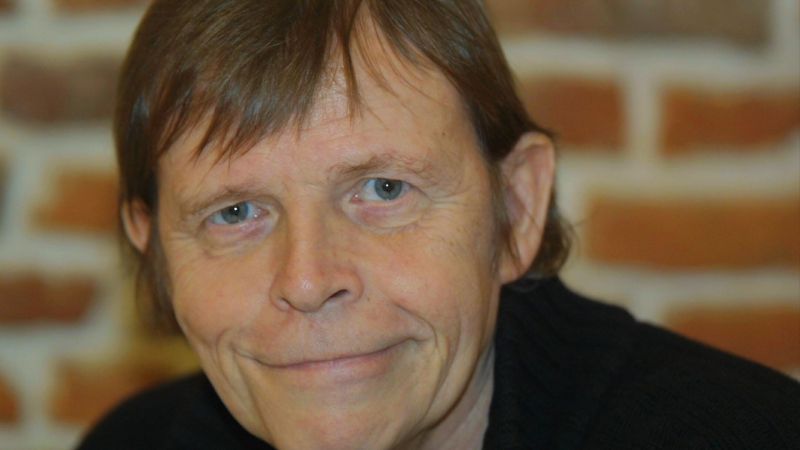 Archivo:Pierre Bachelet background.jpg