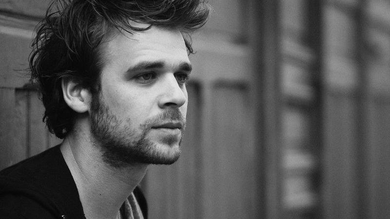 Archivo:Cyril Mokaiesh background.jpg