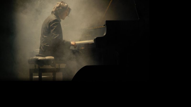 Archivo:Maxence Cyrin background.jpg