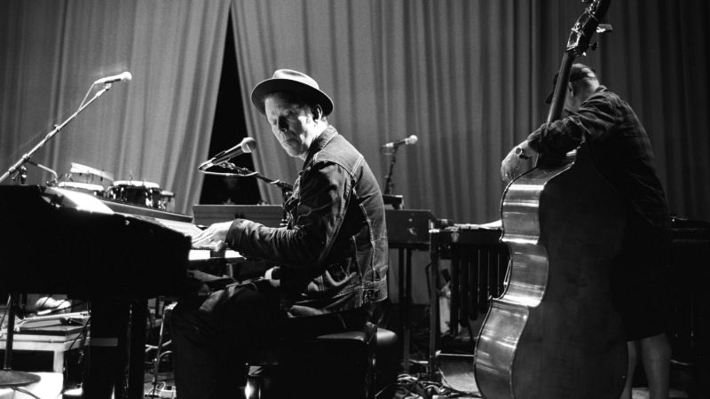 Archivo:Tom Waits background.jpg